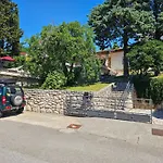 Mit Terrasse- Grill- Parkplatz By Interhome