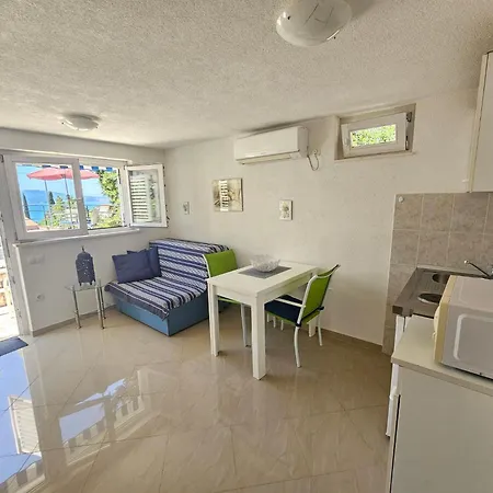 Mit Terrasse- Grill- Parkplatz By Interhome
